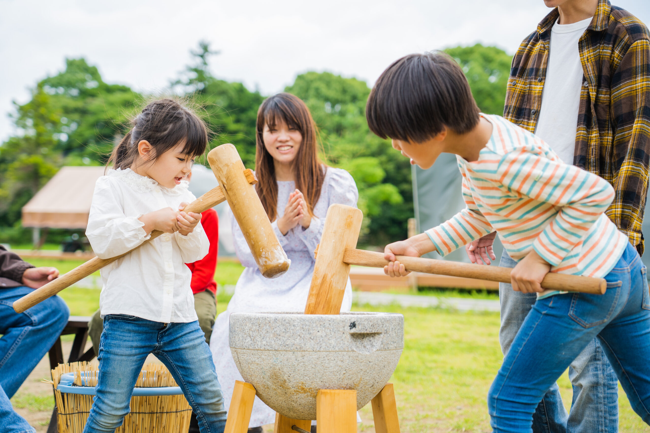伝統的な餅つきで、日本の文化を学び、実際に体験。
