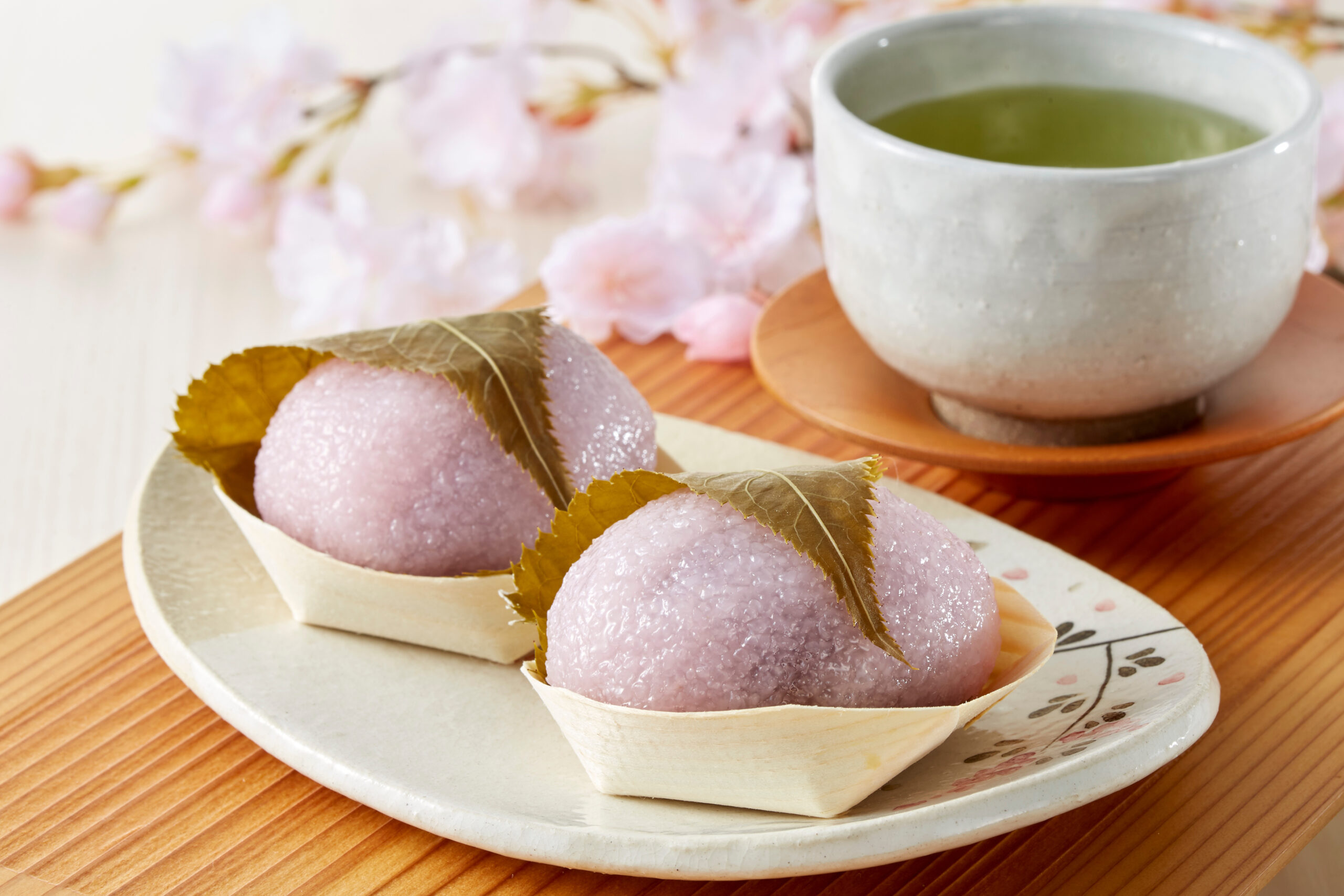 桜餅を美味しいお茶と嗜むことができる