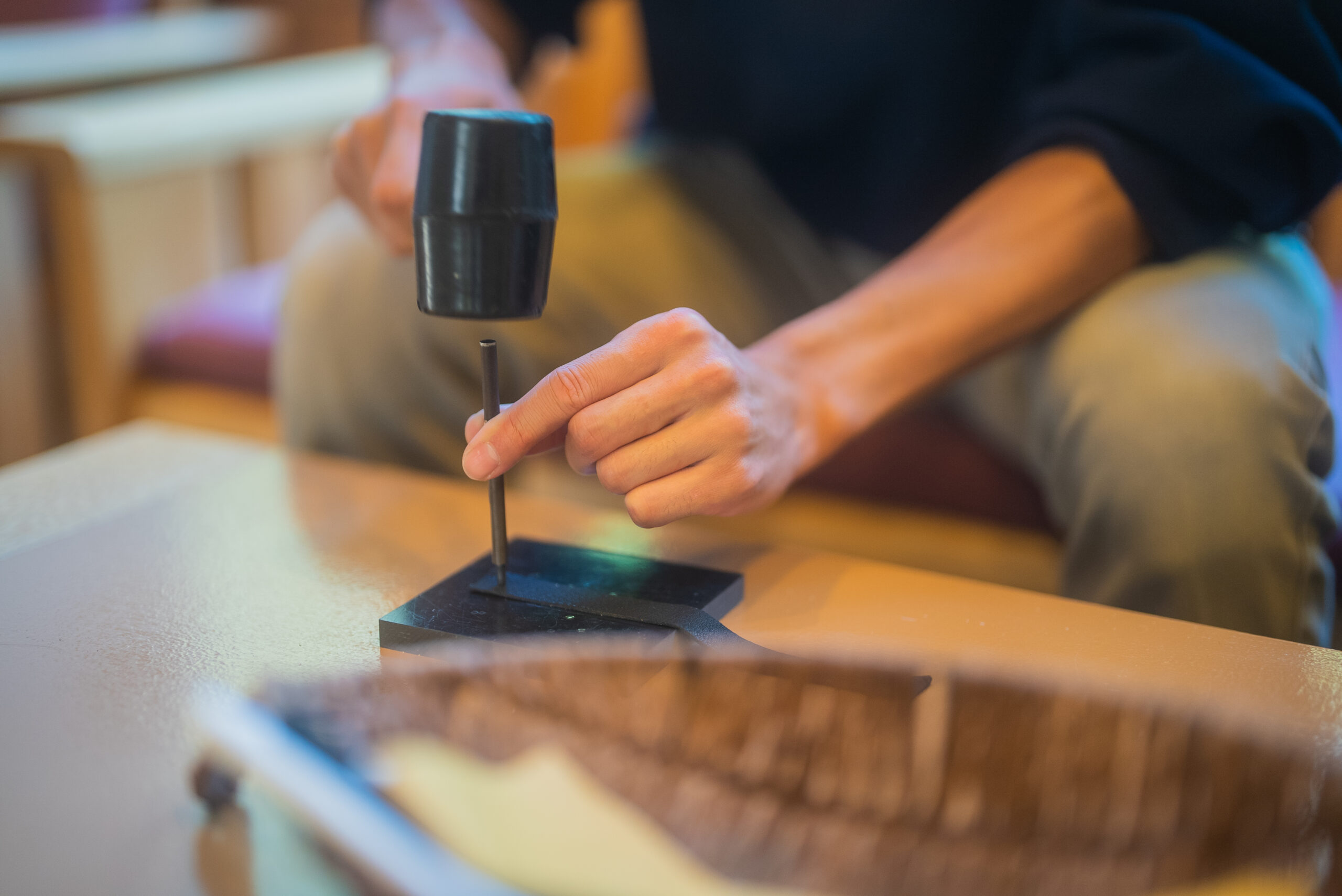 伝統技法を学び、自分だけの印伝を作る特別な時間。