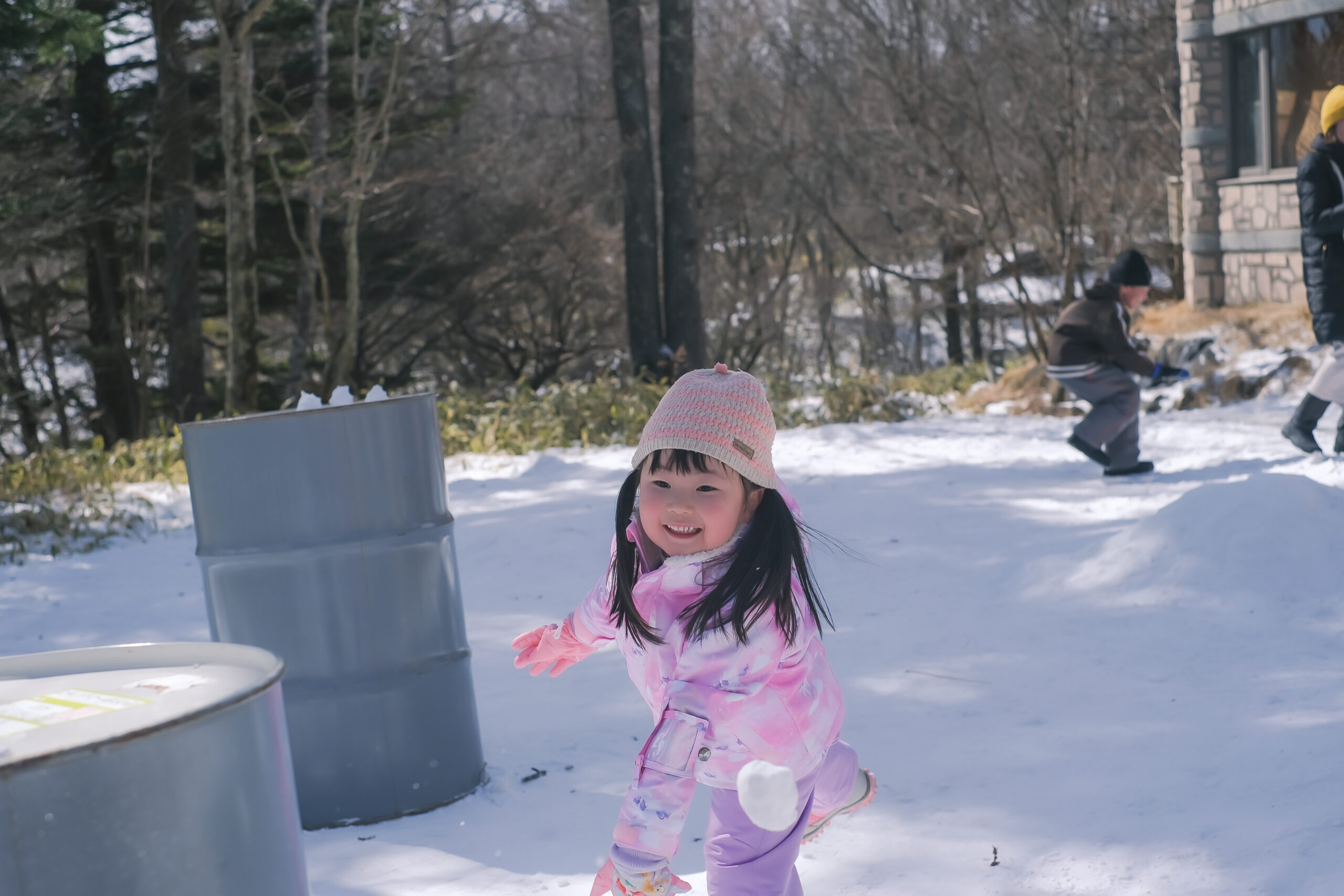 大人も童心に帰って雪合戦。勝利を目指して全力で雪玉を投げよう！